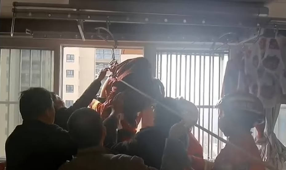 Thót tim khoảnh khắc cụ bà ngã nhào từ tầng 19 khi phơi quần áo - 2