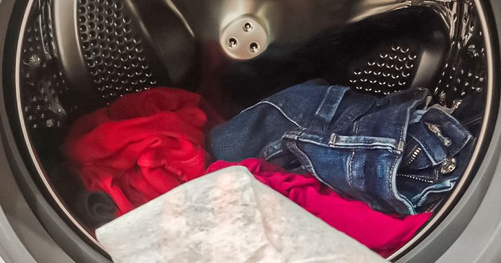 Mẹo giặt quần áo sạch hơn với khăn giấy ướt - 2