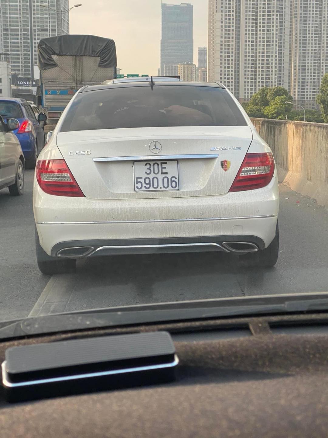 Nếu quan sát từ xa hoặc không nhìn kỹ, khó có thể nhận ra biển số thực sự của chiếc xe này (Ảnh: HLX)