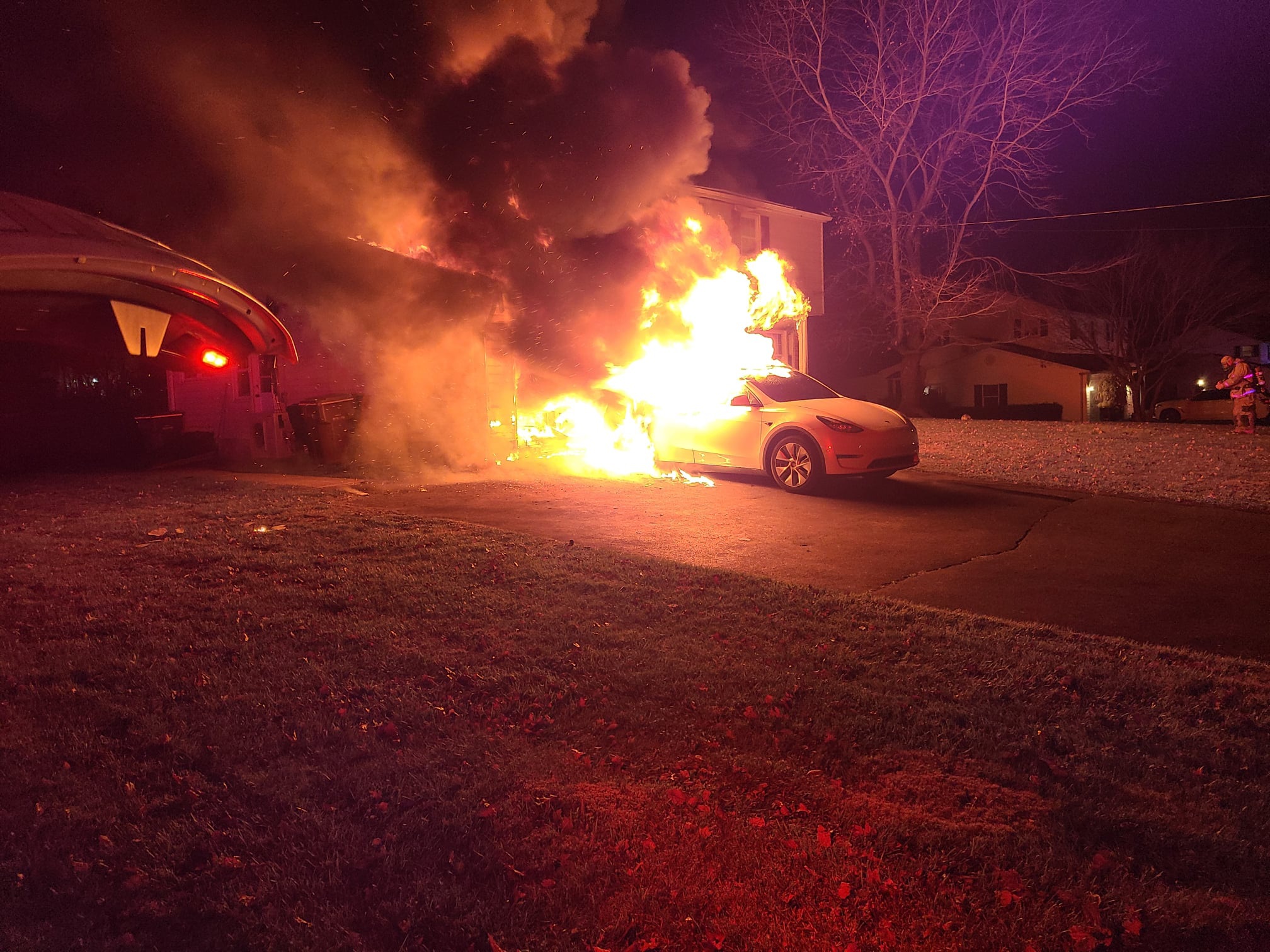 Xe Tesla bất ngờ bốc cháy khi đang đậu, thiêu rụi căn nhà - 1