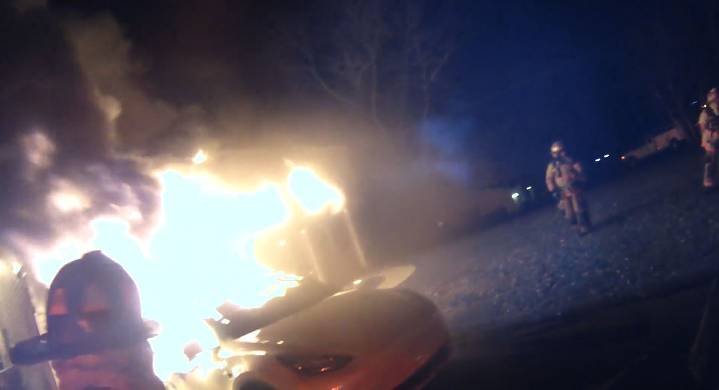 Ngọn lửa bùng lên từ chiếc Tesla đang đậu ngoài sân (Ảnh: Sở cứu hỏa Fort Washington).