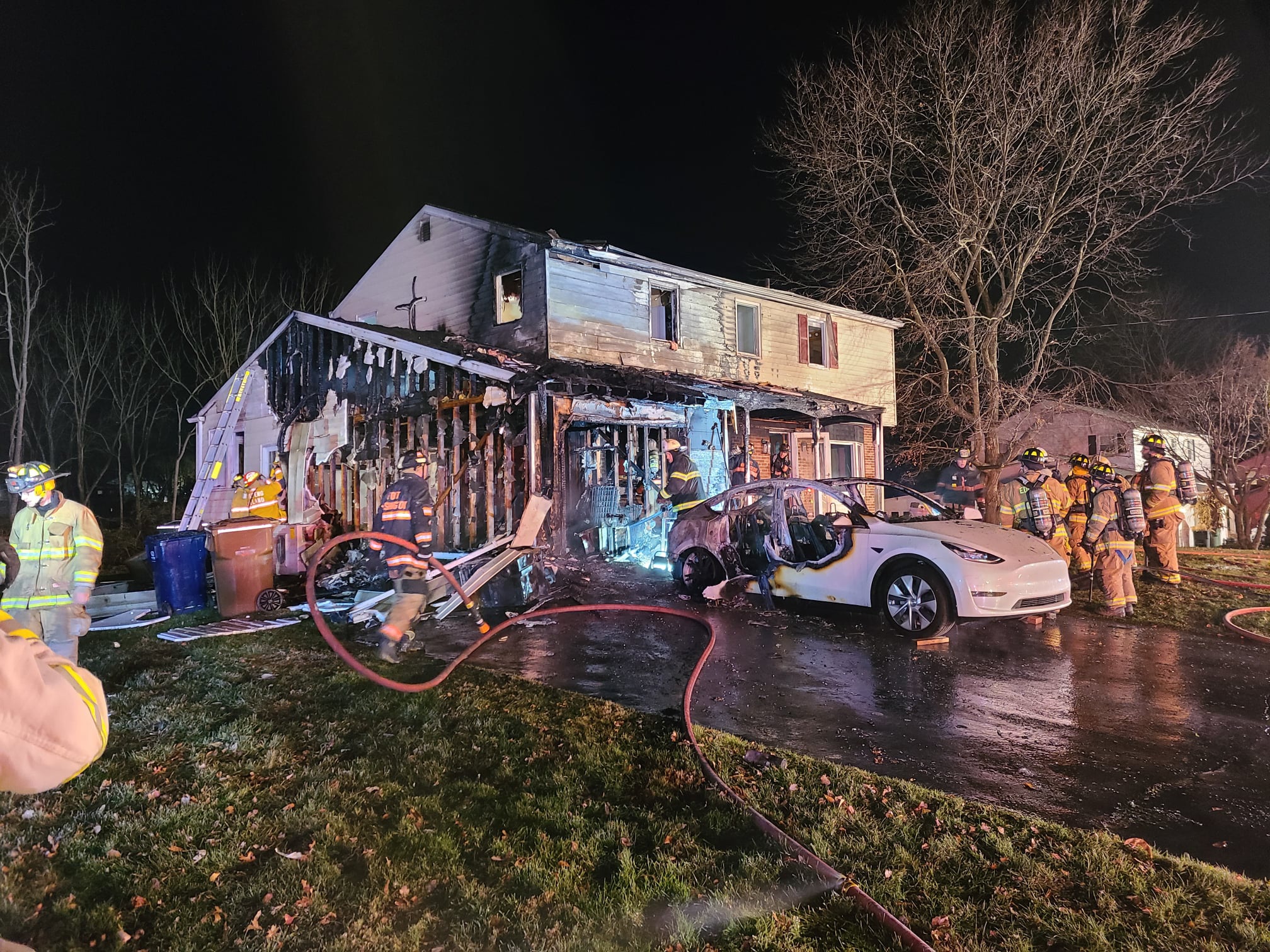 Chiếc xe và căn hộ bị thiêu rụi sau vụ hỏa hoạn (Ảnh: Sở cứu hỏa Fort Washington).