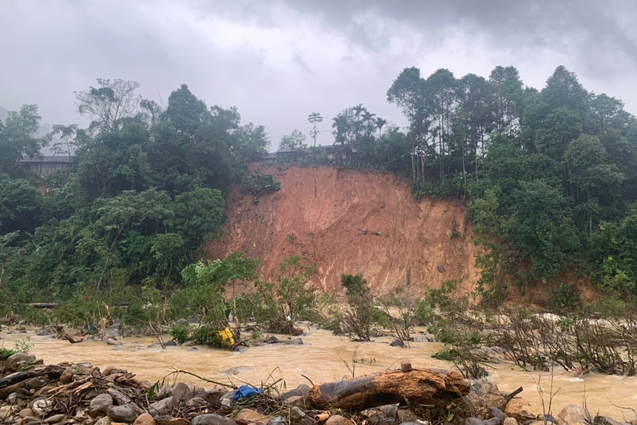 Sạt lở hàng trăm tấn đất đá, người dân hốt hoảng bỏ nhà chạy thoát thân - 1