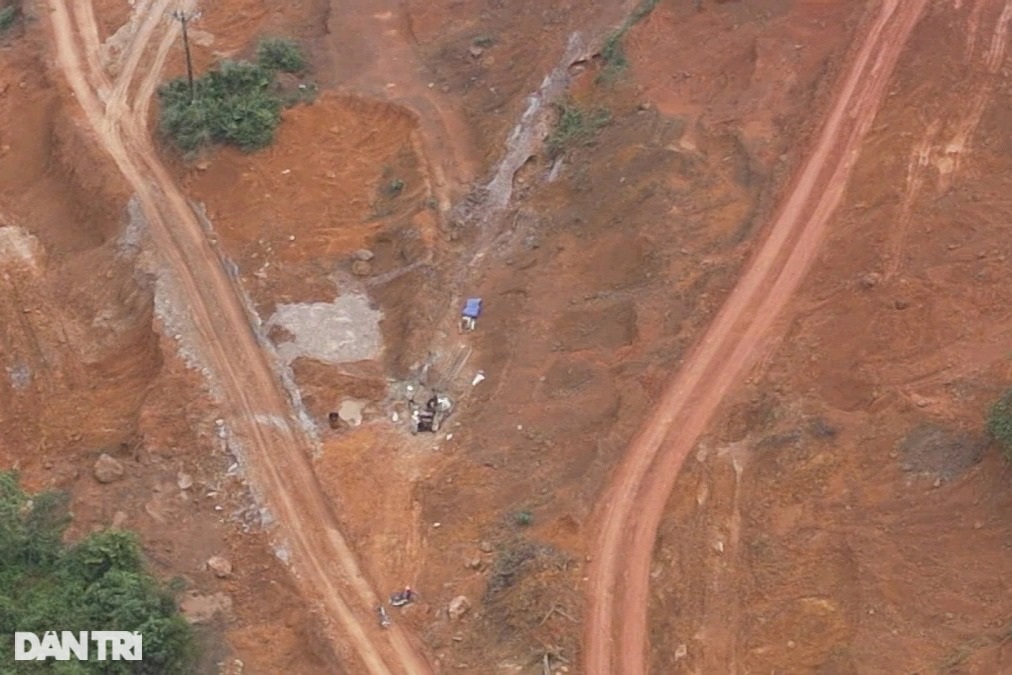 Cận cảnh mỏ khoáng sản lậu quy mô lớn vừa bị phát hiện tại Quảng Bình - 3