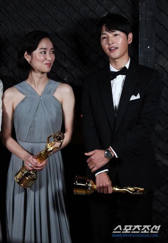 2 năm sau ly hôn Song Hye Kyo, Song Joong Ki bị bắt gặp hò hẹn - 4