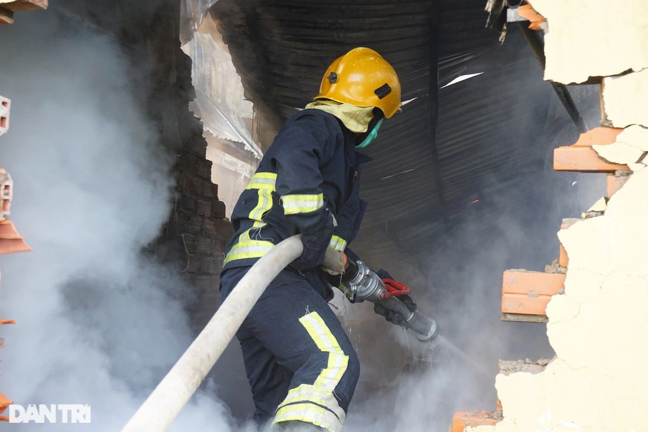 Cảnh sát đục tường, dập lửa bốc cháy dữ dội ở xưởng may - 2