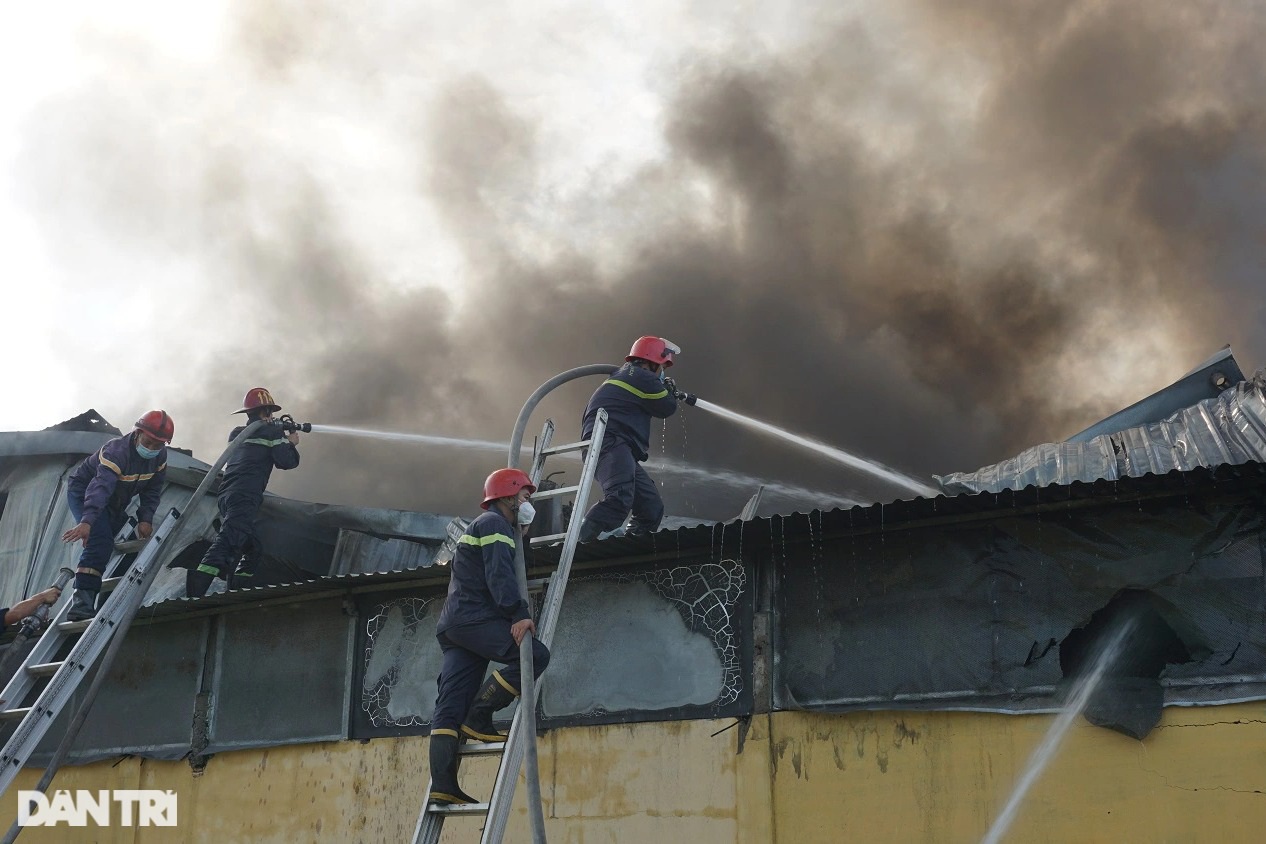 Cảnh sát đục tường, dập lửa bốc cháy dữ dội ở xưởng may - 1