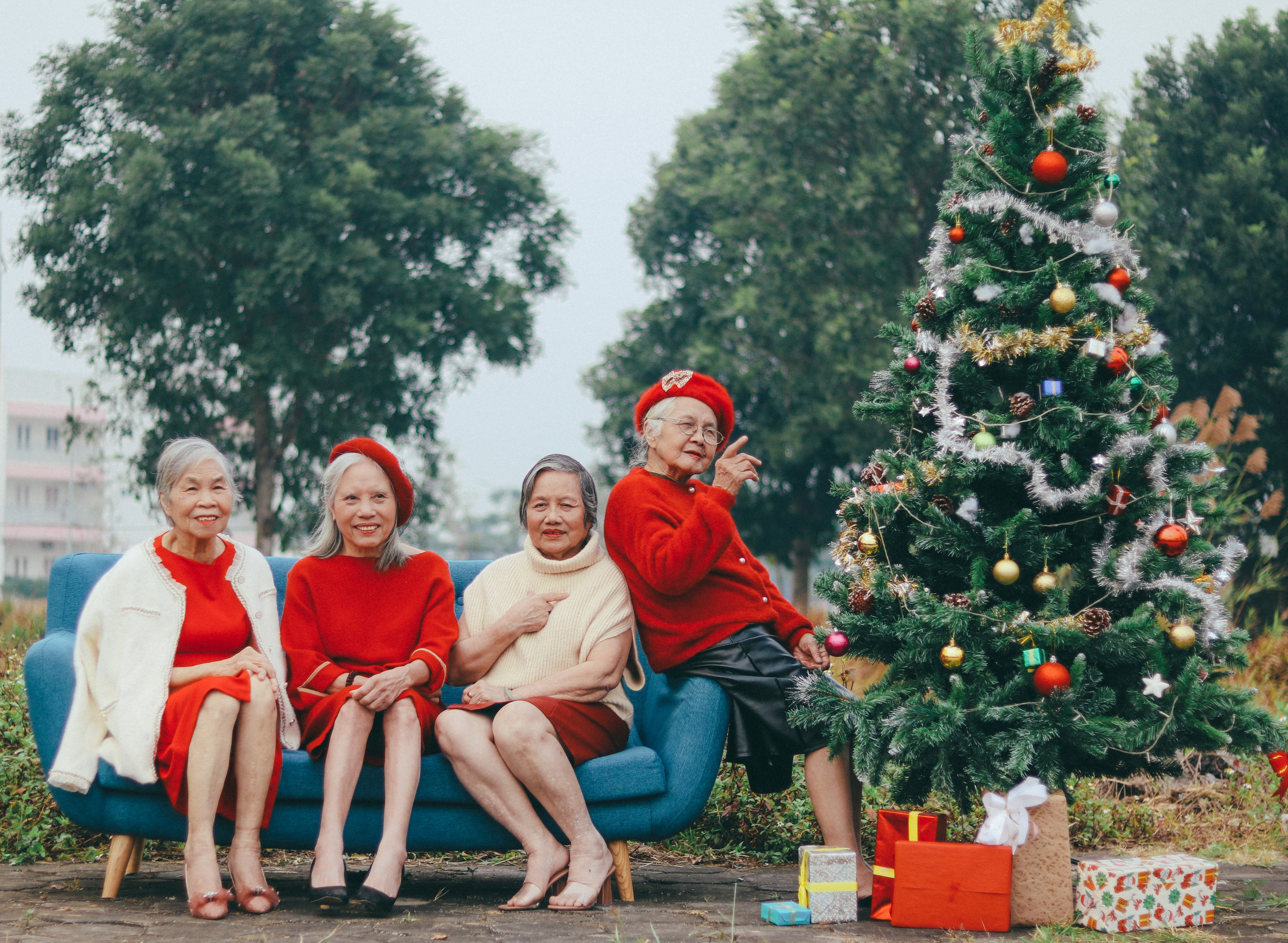 Bộ ảnh U90, giáng sinh Hà Nội sẽ đưa bạn đến với không khí Noel tràn đầy năm tháng và cảm nhận được sự âm thầm của những người đàn ông, phụ nữ đã trải qua bao thăng trầm vẫn muốn trải nghiệm và cùng nhau chuẩn bị cho một mùa lễ hội tuyệt vời.