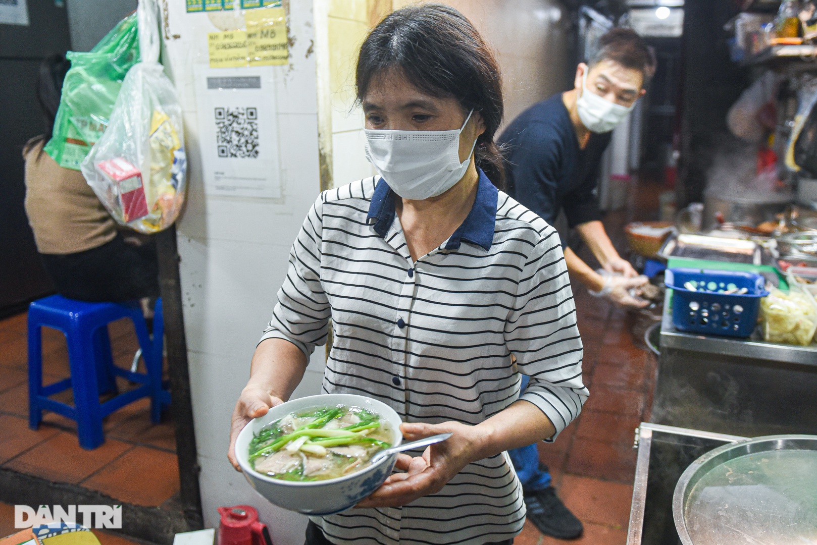 Quán phở 40 năm chỉ mở nửa đêm, rạng sáng, ngày nào cũng hết vèo 300 bát - 7