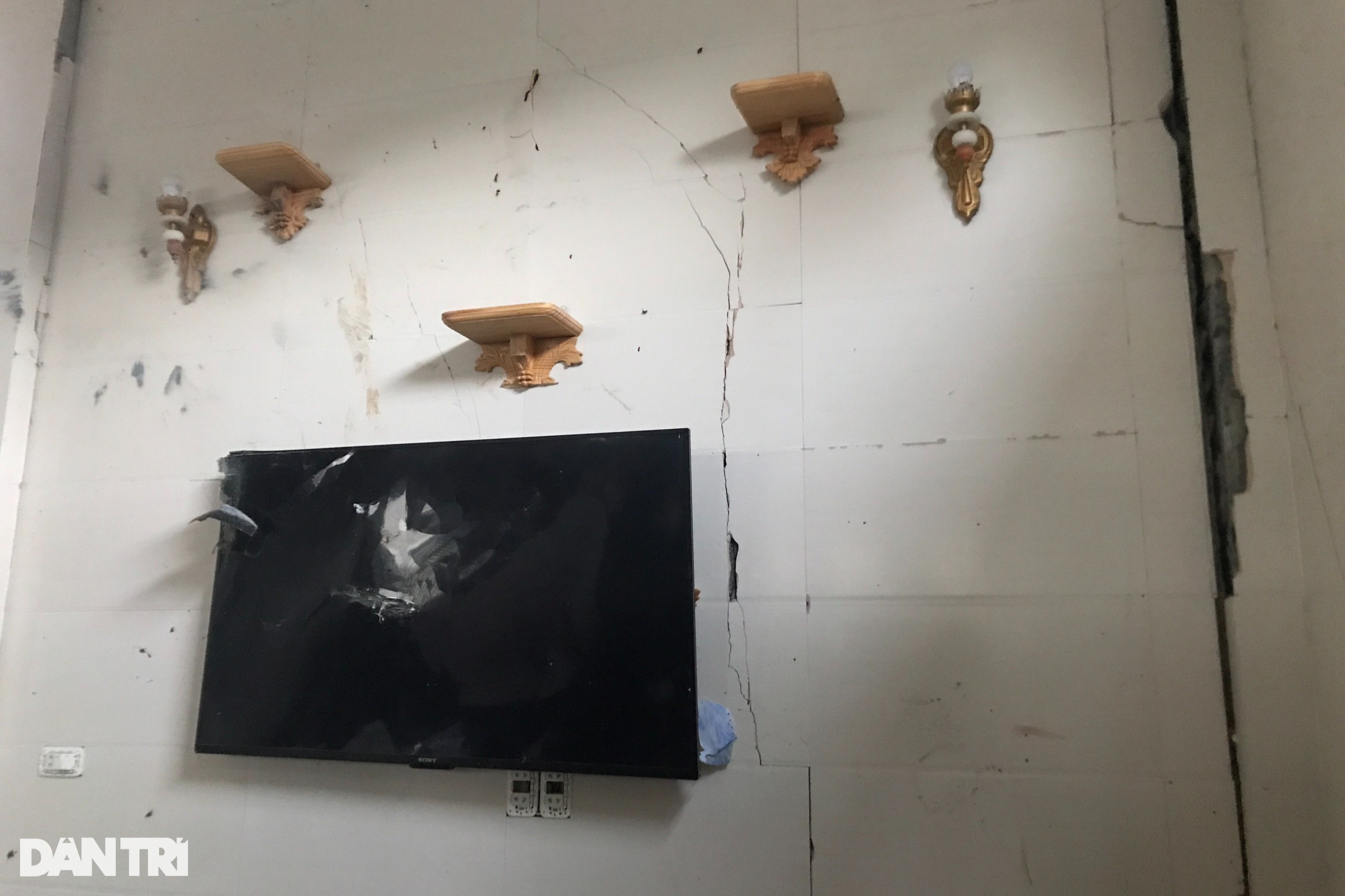 Sau tiếng nổ như bom, một người nhập viện, ngôi nhà 2 tầng vỡ toác - 3