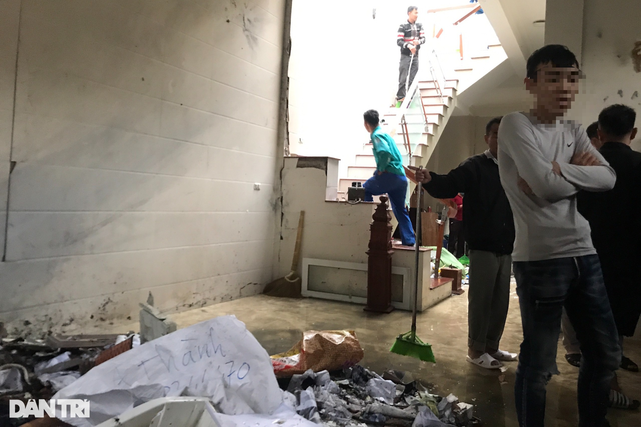 Sau tiếng nổ như bom, một người nhập viện, ngôi nhà 2 tầng vỡ toác - 1