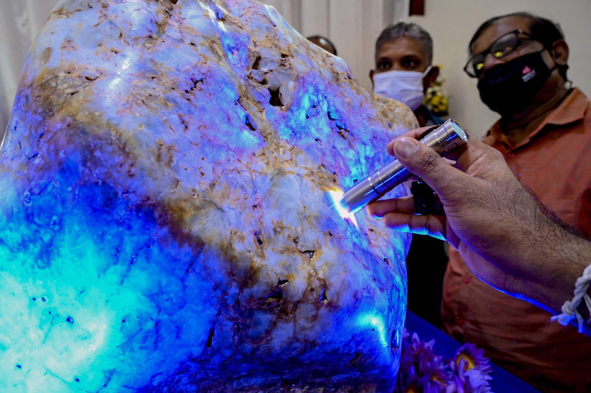 Cận cảnh viên đá quý sapphire 310kg lớn nhất thế giới vừa đào được - 1