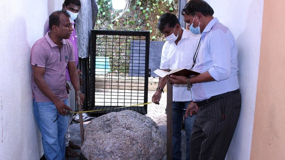 Cận cảnh viên đá quý sapphire 310kg lớn nhất thế giới vừa đào được - 3