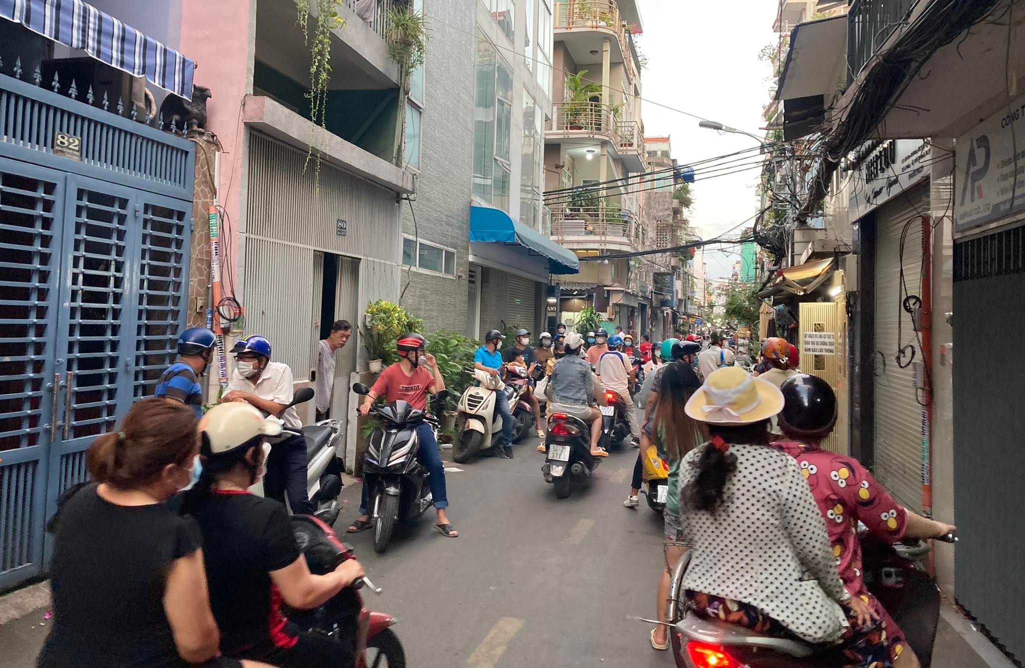 Xếp hàng ùn tắc cả phố chờ mua bánh mì ô môi đắt nhất Sài Gòn - 5