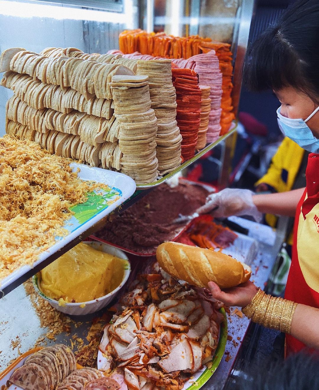 Những quán bánh mì ở Sài Gòn, khách muốn ăn phải xếp hàng cả tiếng - 1