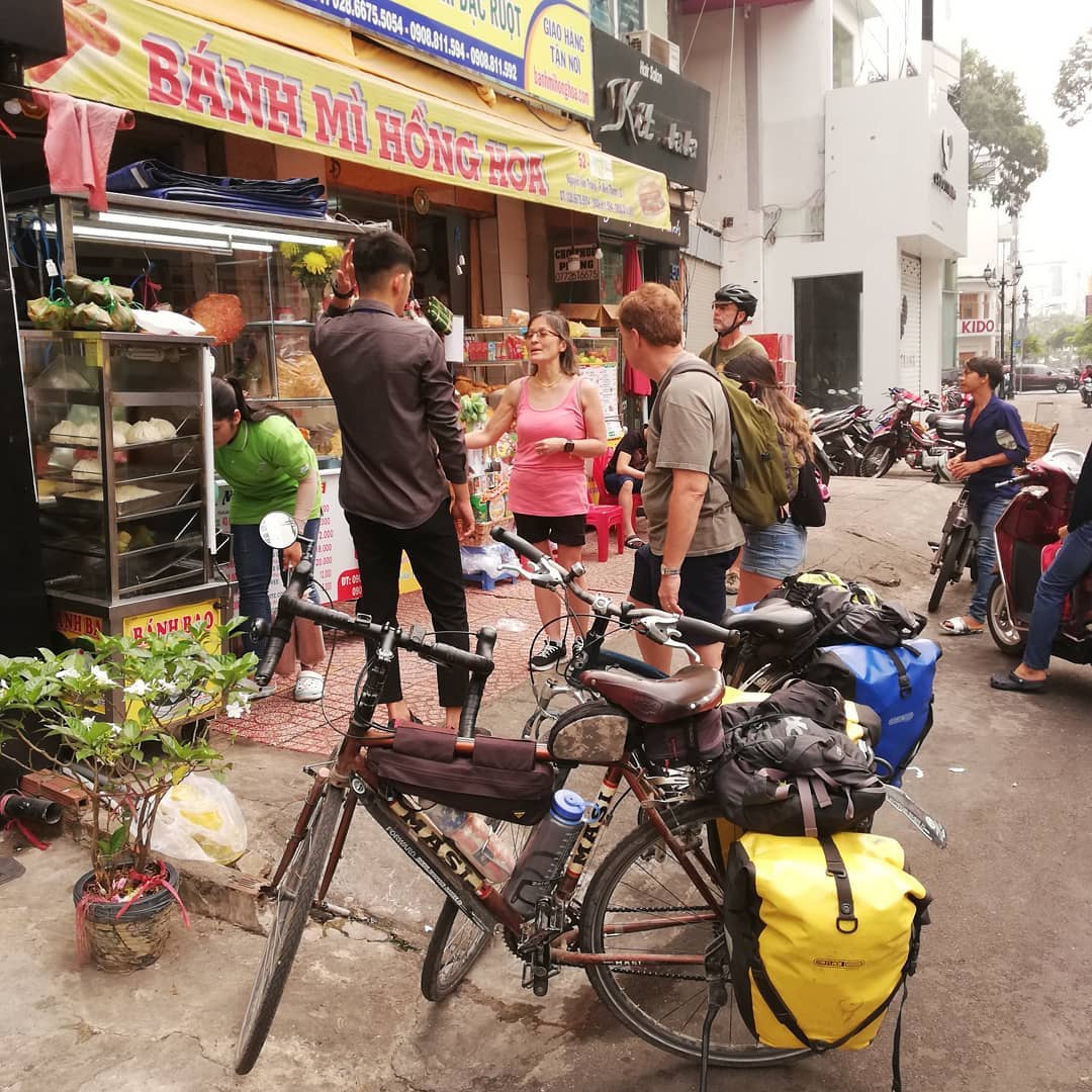 Những quán bánh mì ở Sài Gòn, khách muốn ăn phải xếp hàng cả tiếng - 3