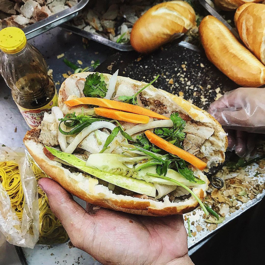Những quán bánh mì ở Sài Gòn, khách muốn ăn phải xếp hàng cả tiếng - 5