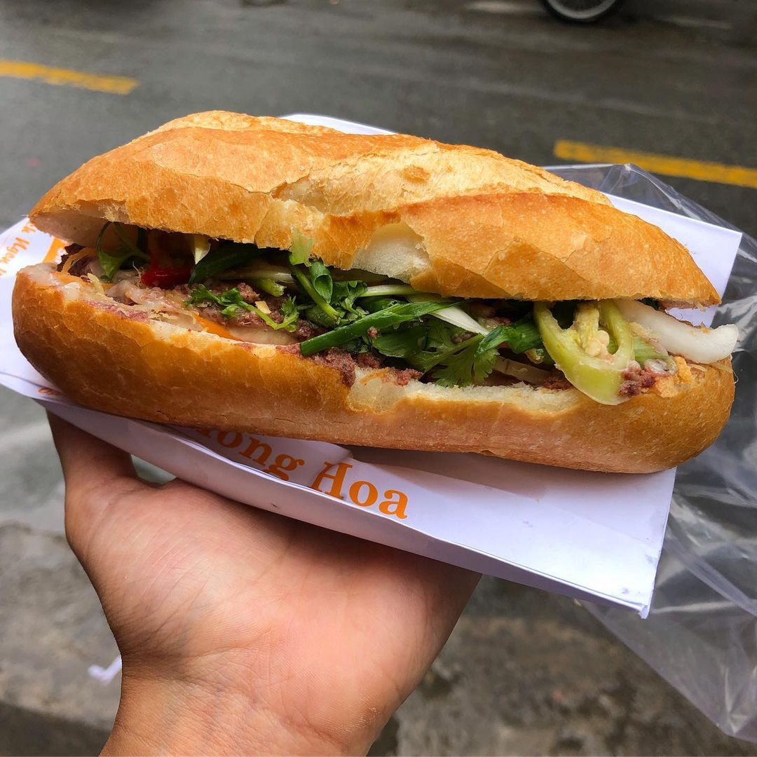 Những quán bánh mì ở Sài Gòn, khách muốn ăn phải xếp hàng cả tiếng - 4