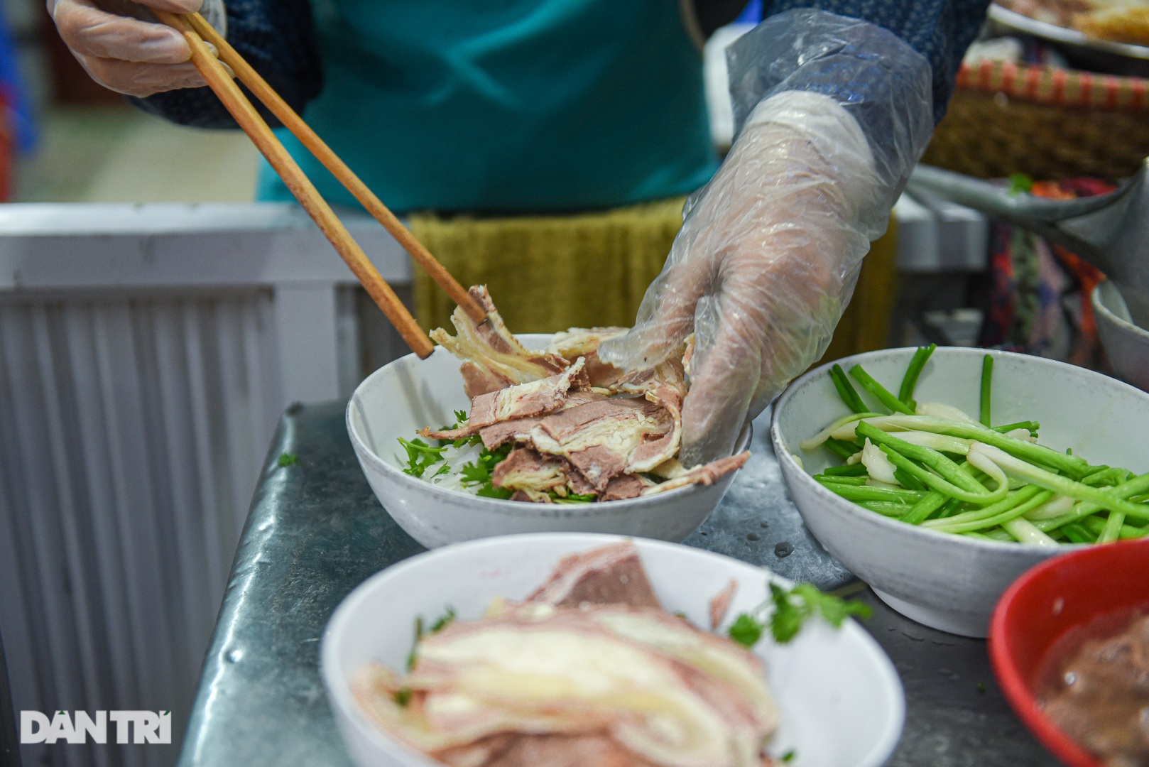 Lạ lùng quán phở Sướng, 30 năm bán đắt xắt ra miếng ở Hà Nội - 5