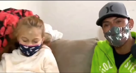 Cô bé Haghatta và người tài xế đã gây ra tai nạn cho mình, khi anh được mời đến nhà cô bé để ăn tối (Ảnh: GoodNews).