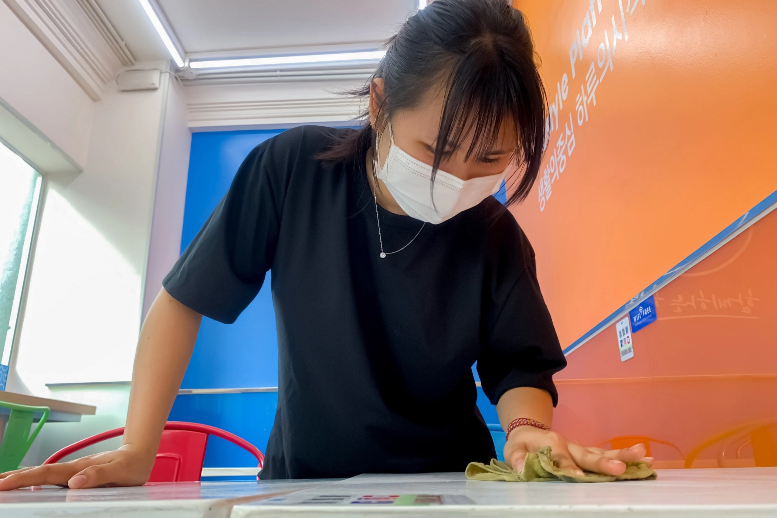 1. Thanh Ngân lau bàn ở cửa hàng tiện lợi_quận 1_19_12_PNhi.jpeg