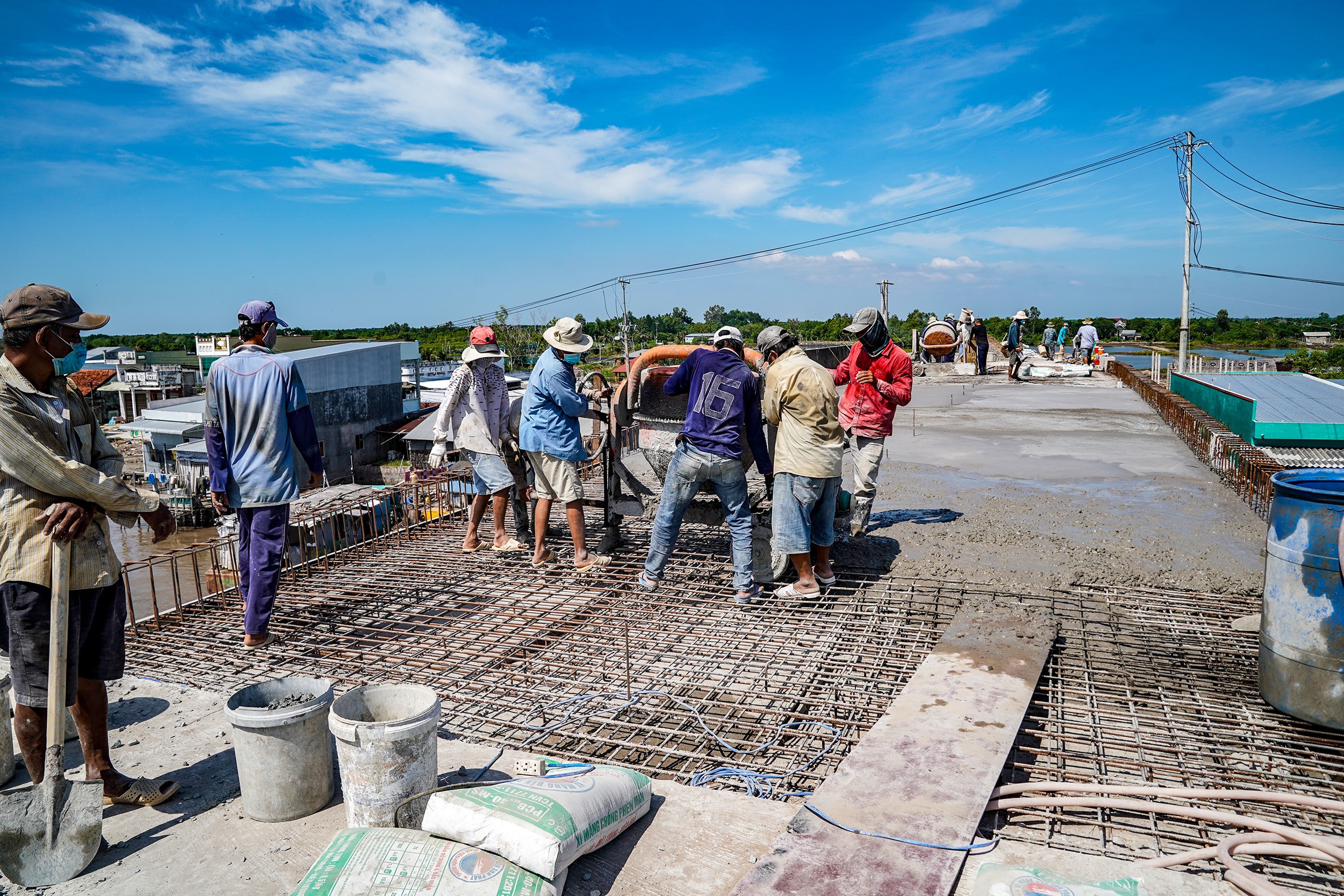 Cận cảnh cây cầu 54 tỷ đồng gãy gập như... bánh quy vỡ - 8