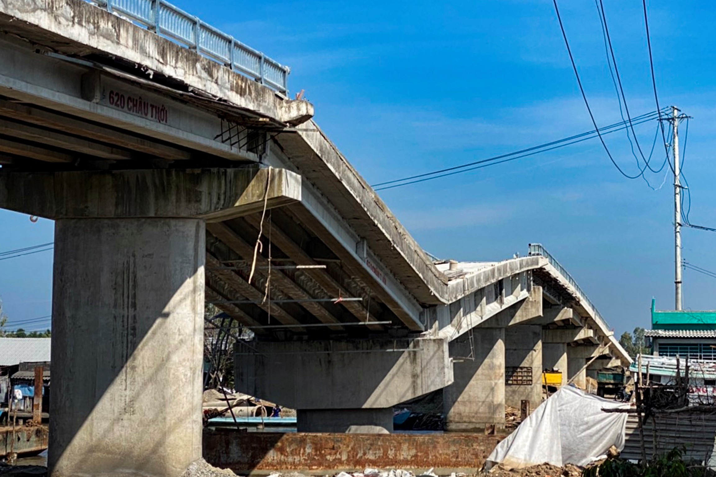 Cận cảnh cây cầu 54 tỷ đồng gãy gập như... bánh quy vỡ - 1