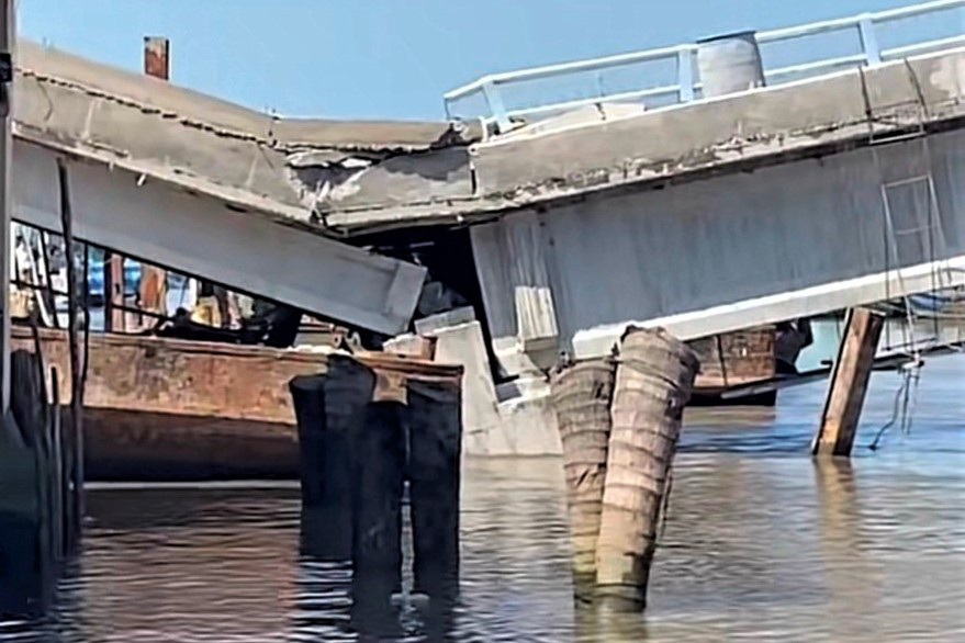 Cận cảnh cây cầu 54 tỷ đồng gãy gập như... bánh quy vỡ - 2