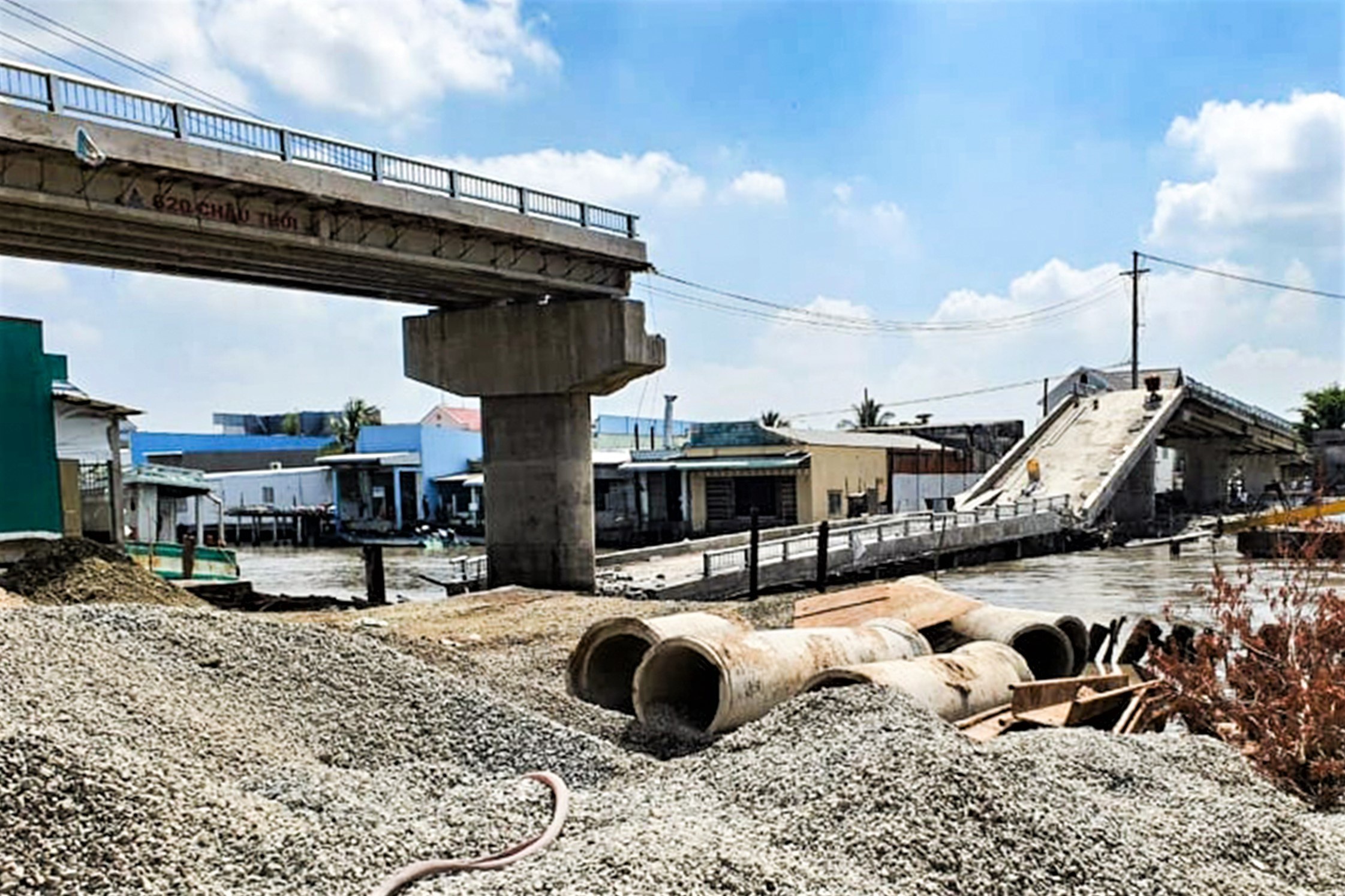 Cận cảnh cây cầu 54 tỷ đồng gãy gập như... bánh quy vỡ - 3