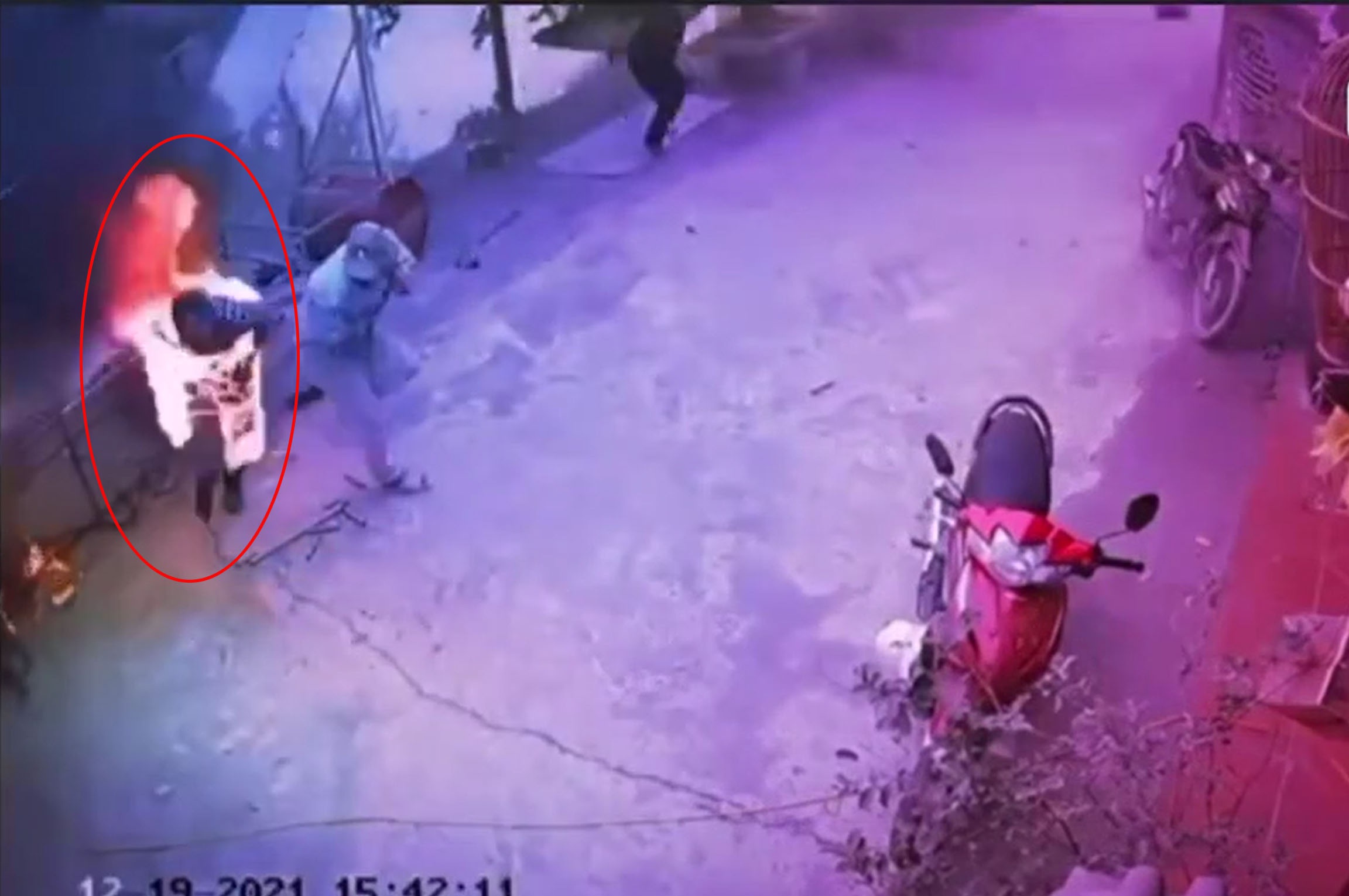 Thợ cắt thùng phuy may mắn có phao cứu sinh khi bị hóa đuốc sống - 1