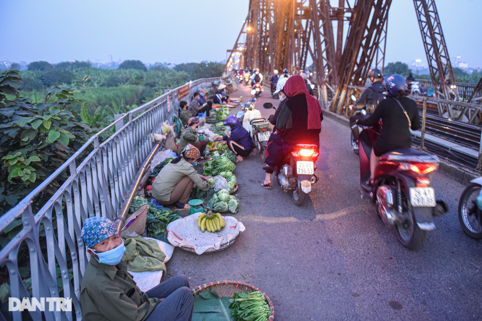 Cảnh họp chợ lộn xộn, giao thông ùn ứ trên cây cầu trăm tuổi ở Hà Nội - 1