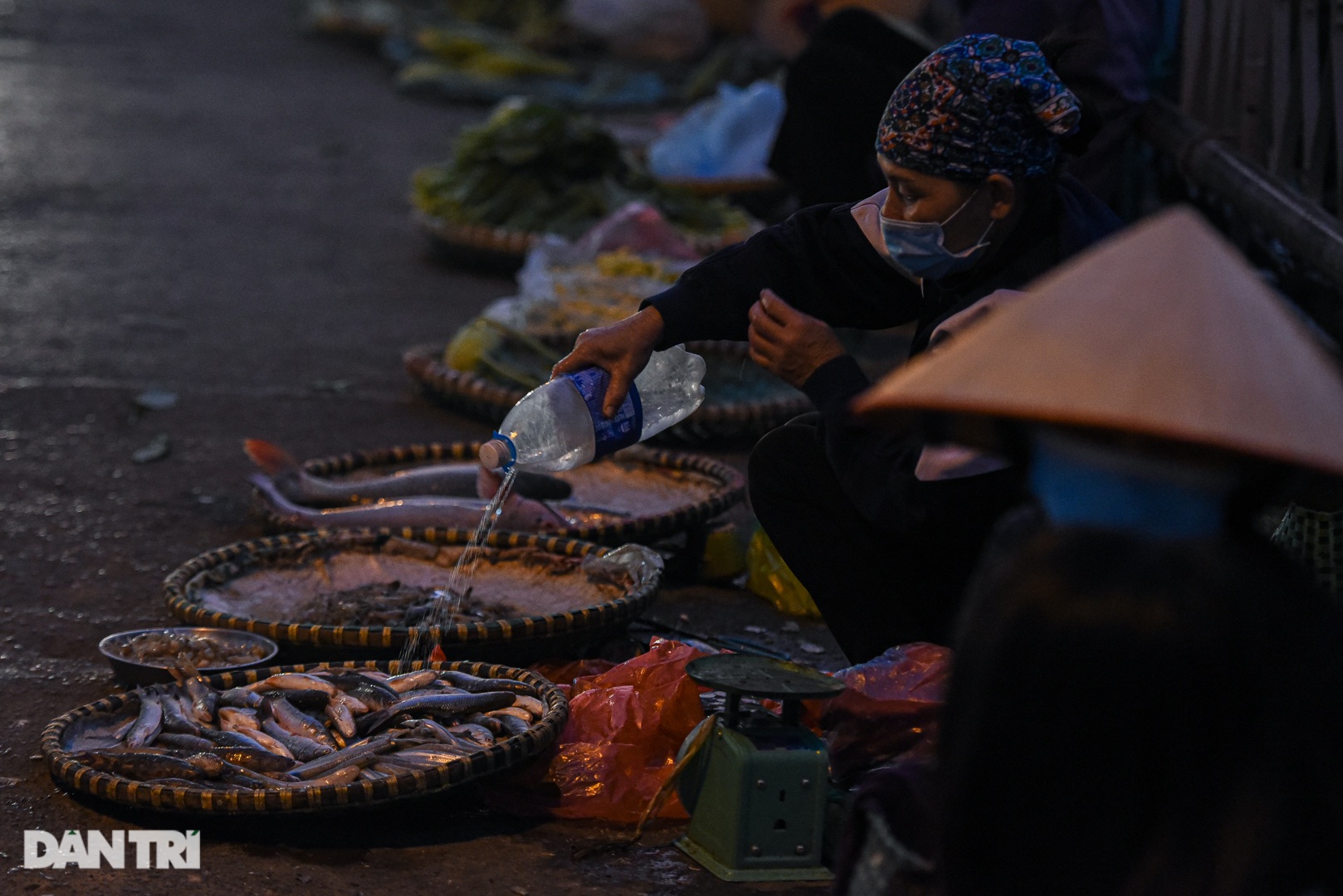 Cảnh họp chợ lộn xộn, giao thông ùn ứ trên cây cầu trăm tuổi ở Hà Nội - 4