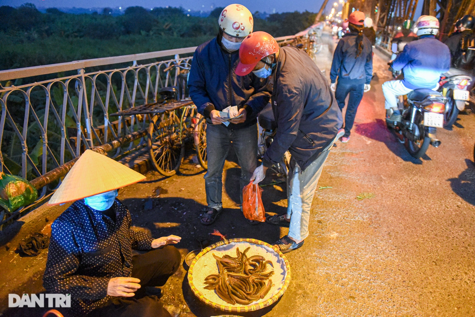 Cảnh họp chợ lộn xộn, giao thông ùn ứ trên cây cầu trăm tuổi ở Hà Nội - 6