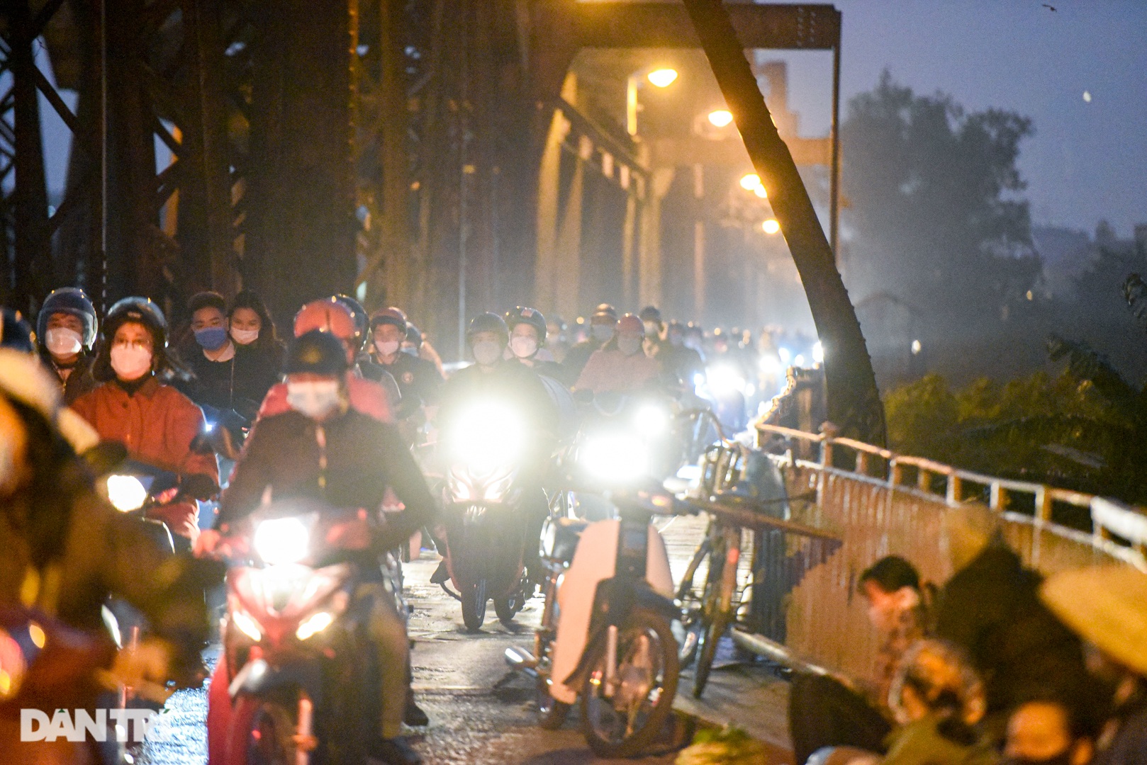 Cảnh họp chợ lộn xộn, giao thông ùn ứ trên cây cầu trăm tuổi ở Hà Nội - 11