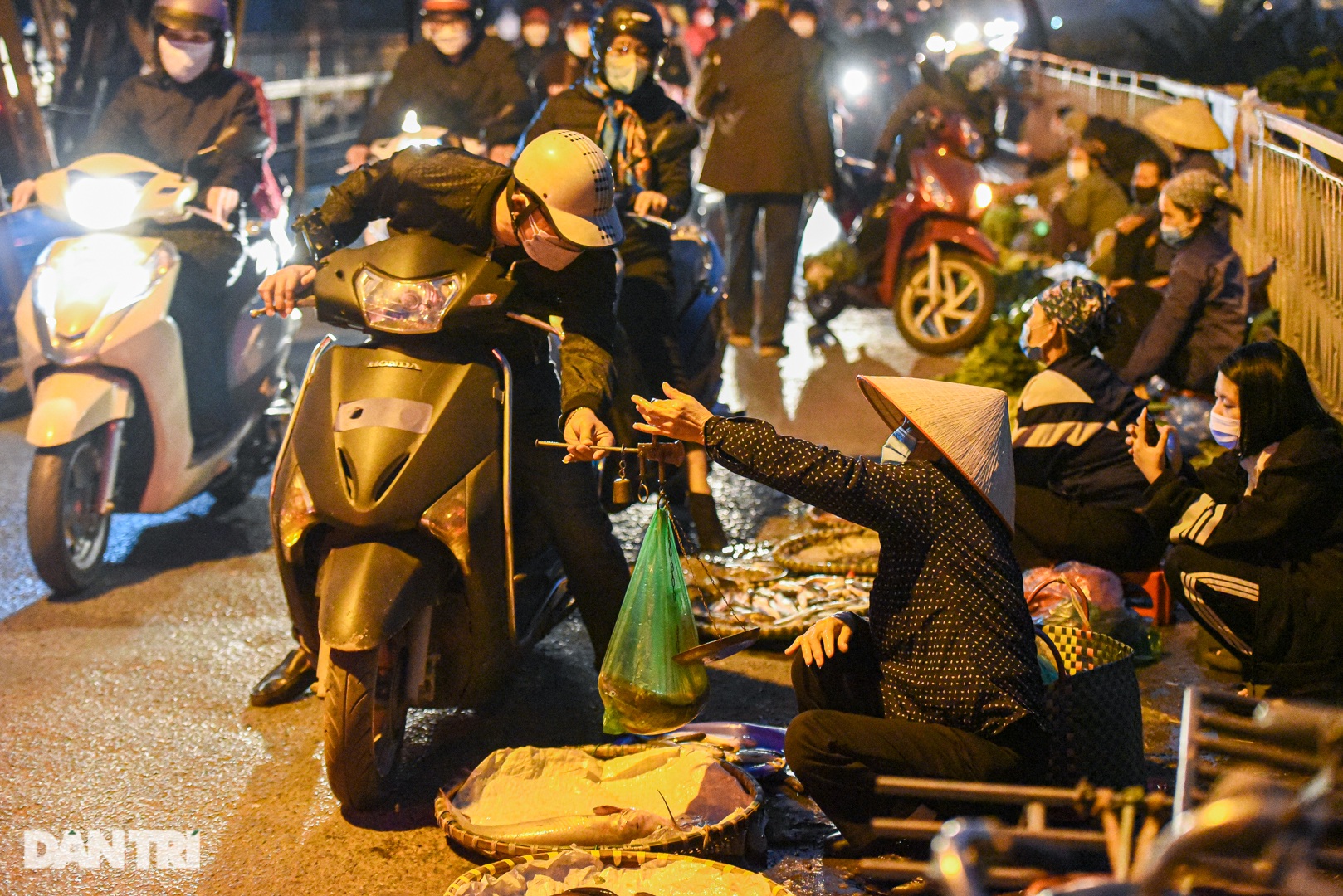Cảnh họp chợ lộn xộn, giao thông ùn ứ trên cây cầu trăm tuổi ở Hà Nội - 8