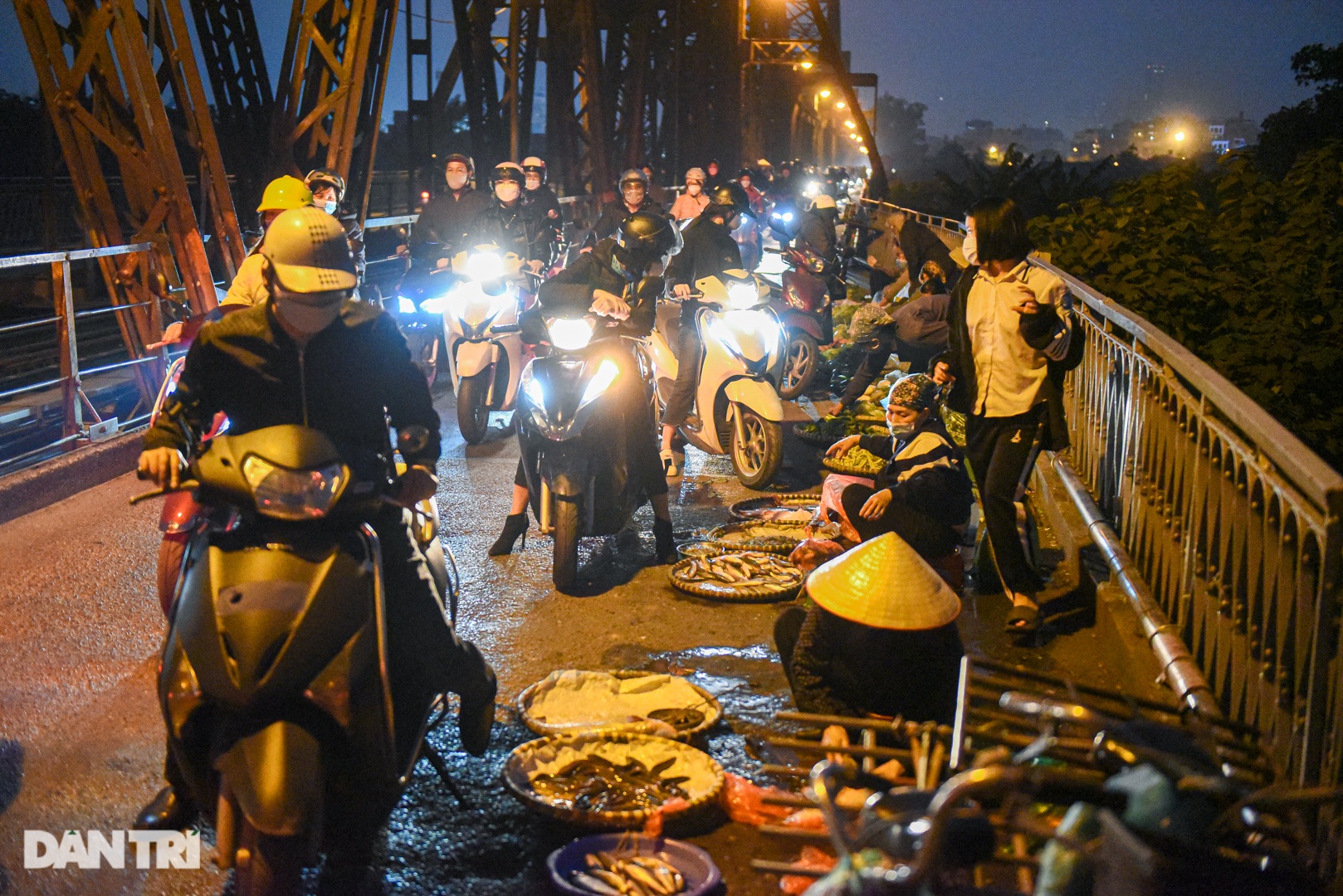 Cảnh họp chợ lộn xộn, giao thông ùn ứ trên cây cầu trăm tuổi ở Hà Nội - 9