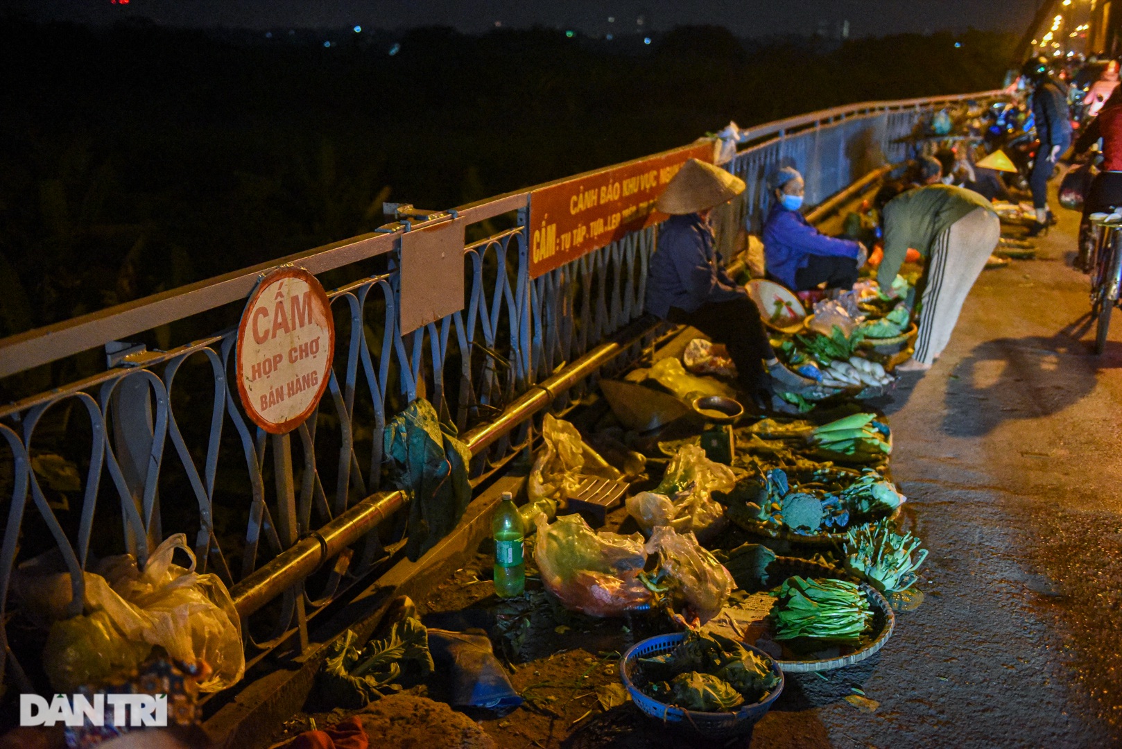 Cảnh họp chợ lộn xộn, giao thông ùn ứ trên cây cầu trăm tuổi ở Hà Nội - 5