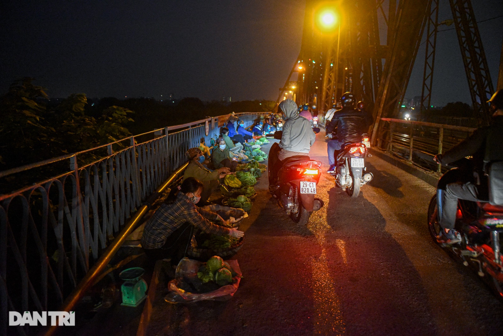 Cảnh họp chợ lộn xộn, giao thông ùn ứ trên cây cầu trăm tuổi ở Hà Nội - 7