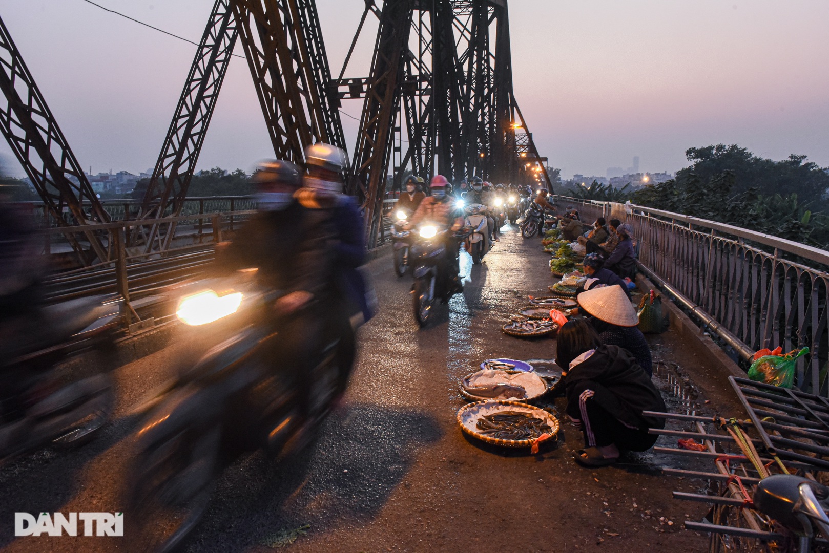 Cảnh họp chợ lộn xộn, giao thông ùn ứ trên cây cầu trăm tuổi ở Hà Nội - 2