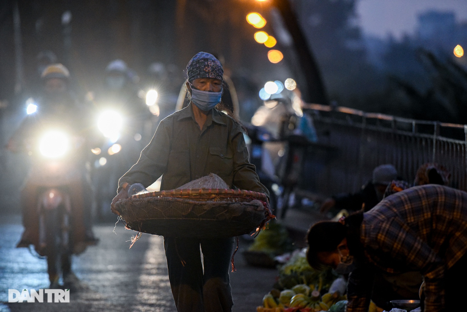 Cảnh họp chợ lộn xộn, giao thông ùn ứ trên cây cầu trăm tuổi ở Hà Nội - 3