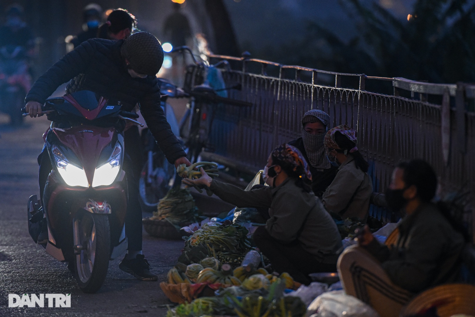 Cảnh họp chợ lộn xộn, giao thông ùn ứ trên cây cầu trăm tuổi ở Hà Nội - 10