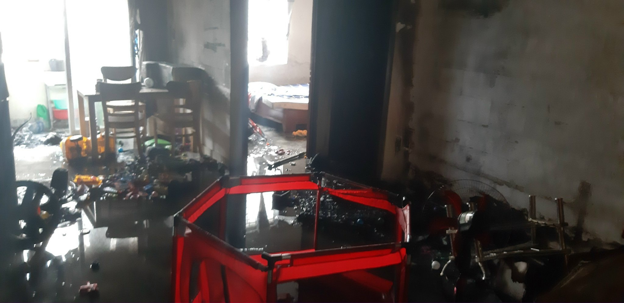 Cứu 6 người kẹt trong đám cháy tại chung cư ở TPHCM - 2
