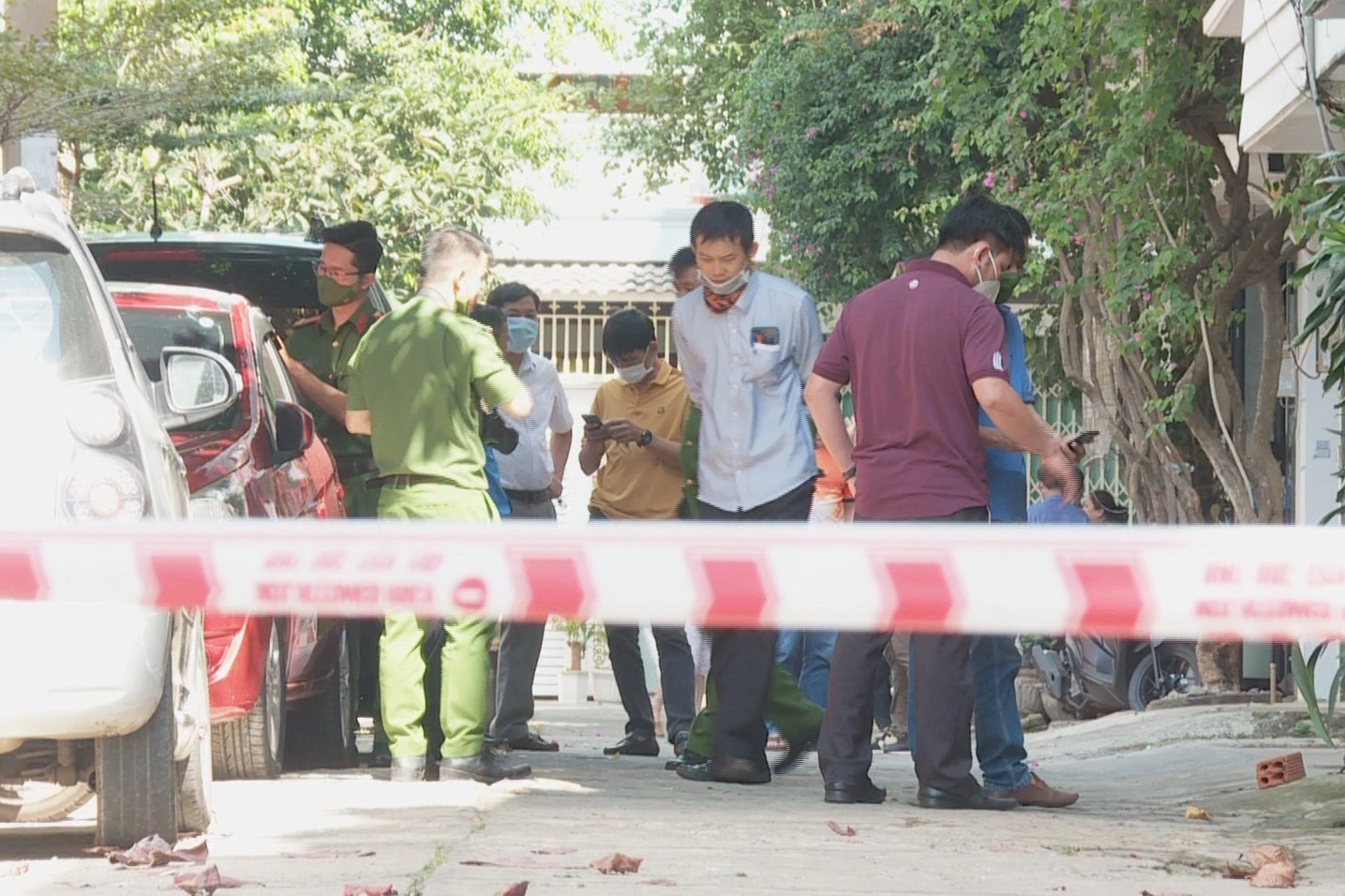 Tá hỏa phát hiện người phụ nữ nằm hấp hối bên đường với nhiều vết thương - 1