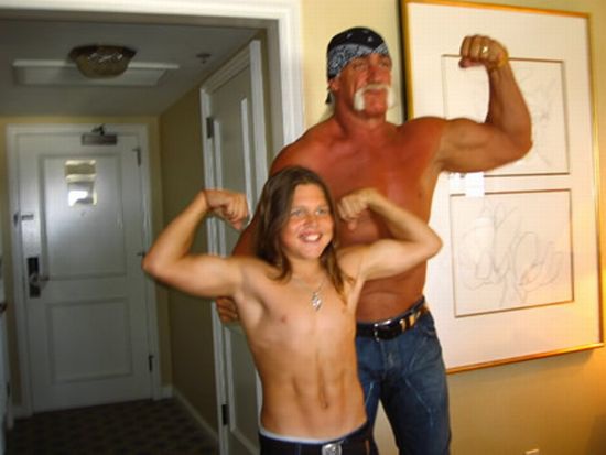 Diện mạo sau 21 năm của cậu bé có cơ bắp cuồn cuộn gây sốt khắp thế giới - 3