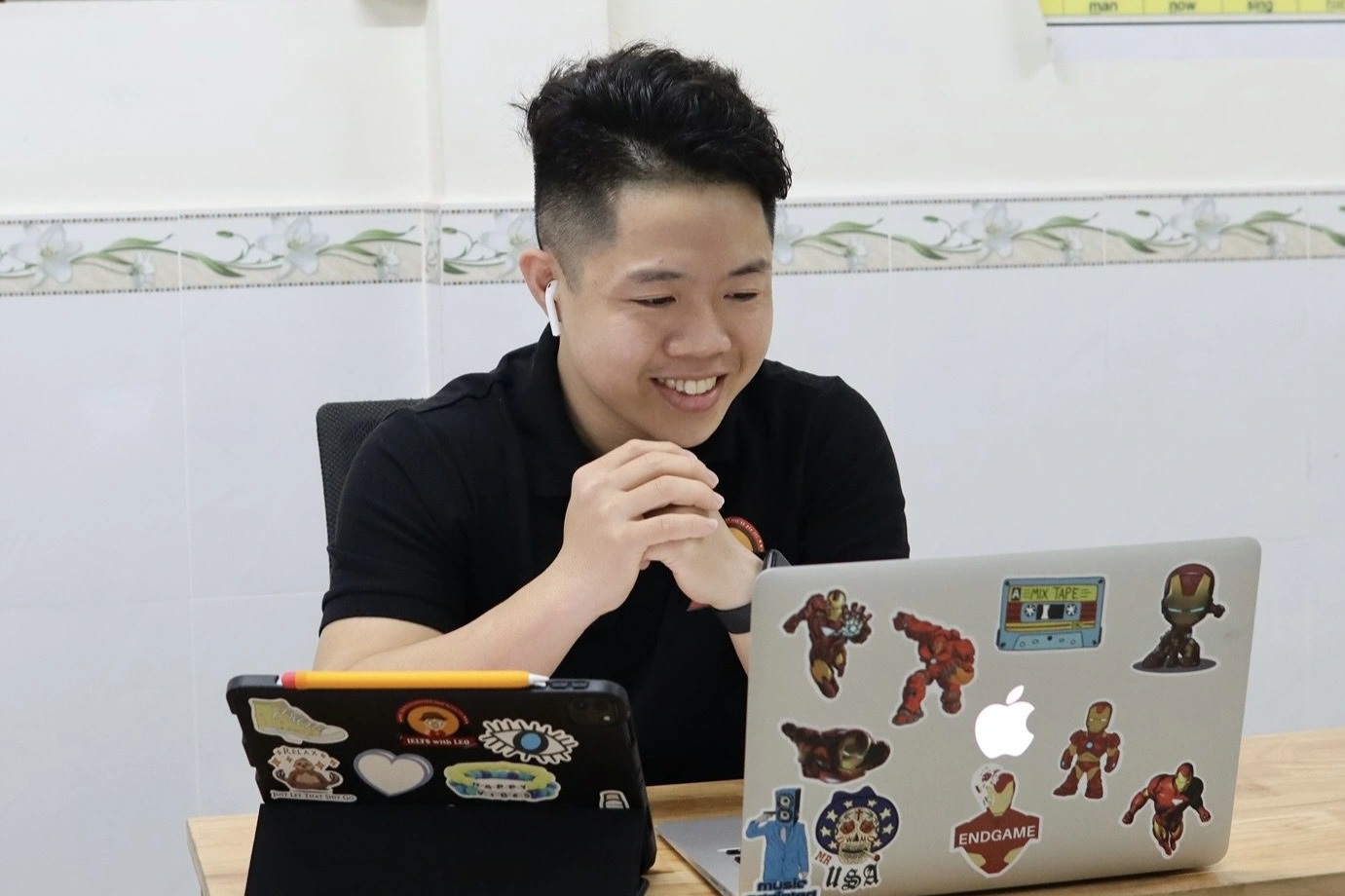 Bật mí danh tính thầy giáo tranh thủ khoe đồ khi dạy trực tuyến - 3