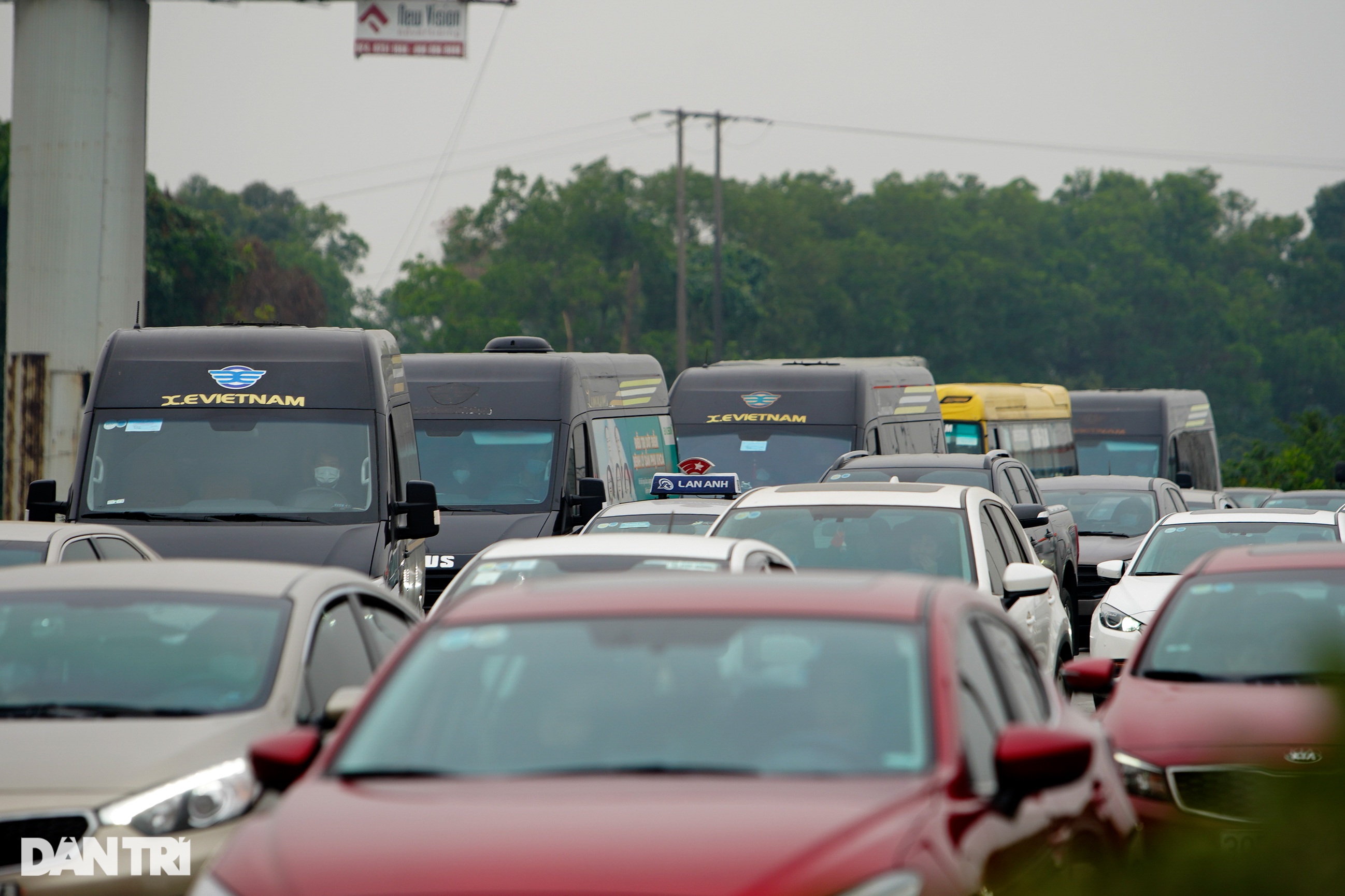 Người dân đổ xô về quê nghỉ Tết, cửa ngõ Hà Nội ùn tắc kéo dài nhiều cây số - 4