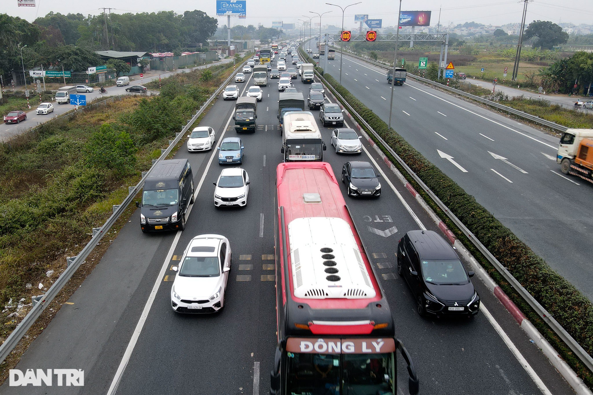 Người dân đổ xô về quê nghỉ Tết, cửa ngõ Hà Nội ùn tắc kéo dài nhiều cây số - 2