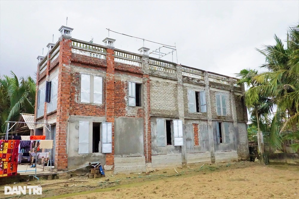 'Dị nhân' 15 năm nhặt vỏ chai về xây ngôi nhà độc lạ ở Quảng Nam