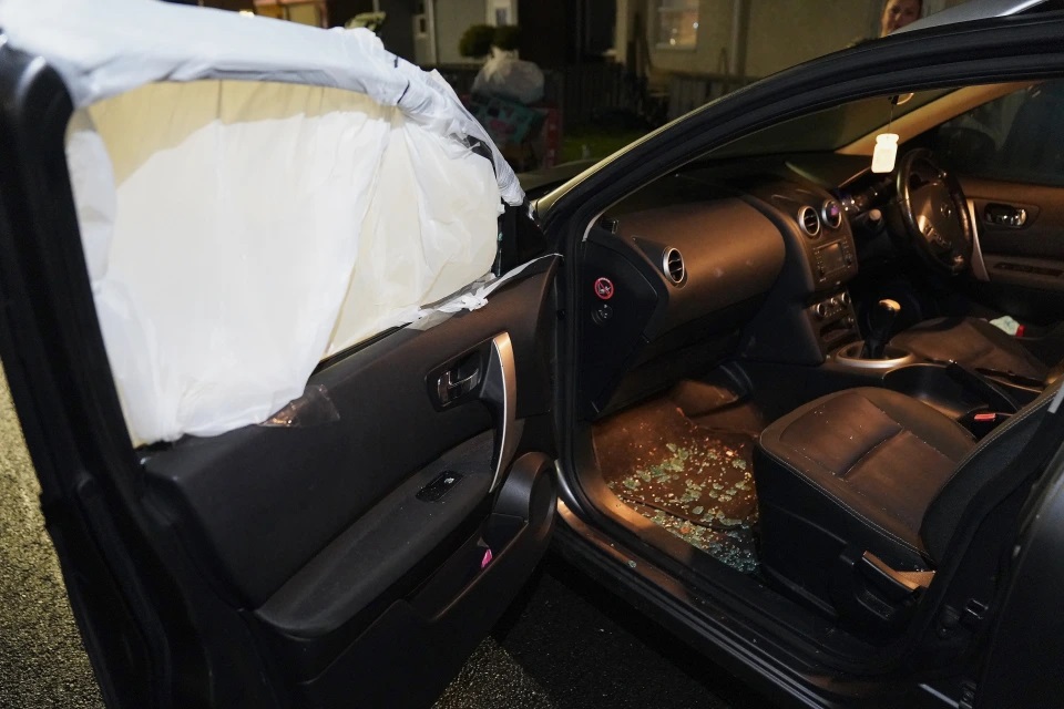 Cửa kính bên ghế phụ bị đập vỡ, khiến kính rơi vãi vào bên trong xe (Ảnh: Terry Blackburn).