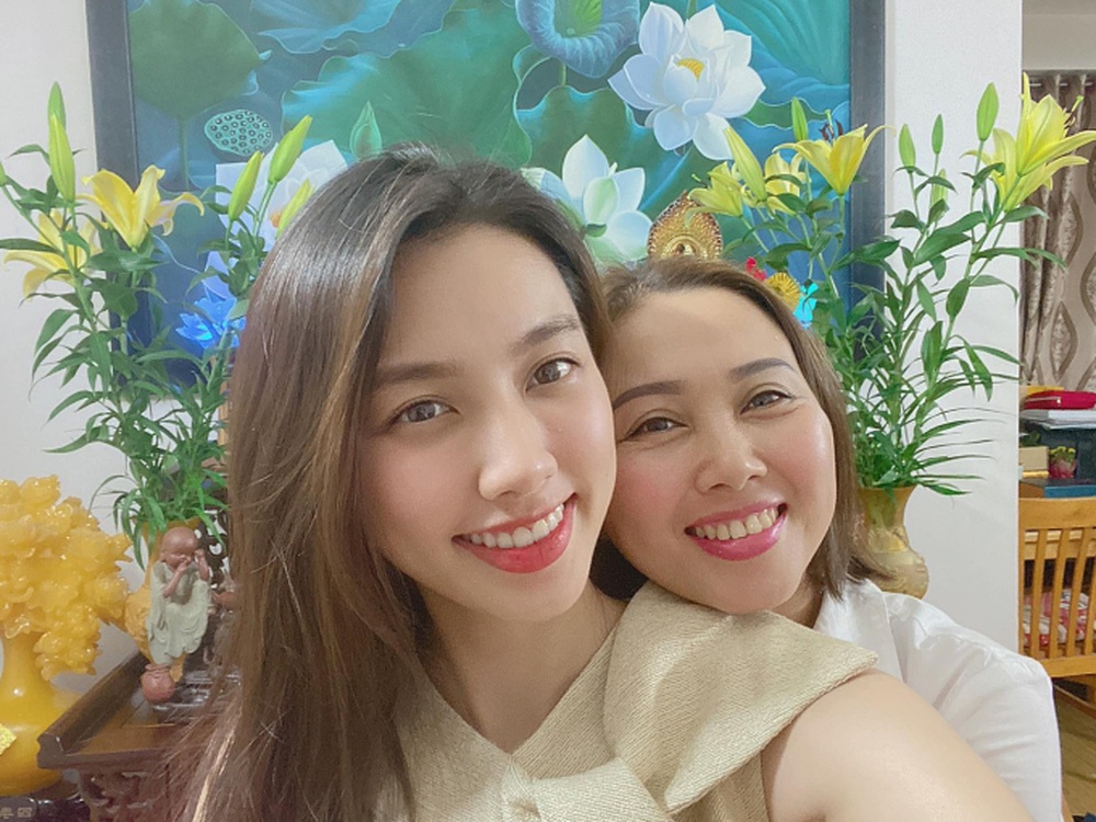 Vì sao mẹ Hoa hậu Thùy Tiên lủi thủi đi xe ôm về một mình? - 3